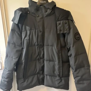 Canada goose jacka black label - En helt ny Canada goose jacka black label o andvänd säljer den för att köpte den i fel storlek. Och kan gå ner i pris vid snabb affär 