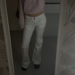 Vita jeans🤍 - Jätte populära vita jeans🤍 köpte dom för 800kr om jag minns rätt sänker priset för att dom ska bli sålda snabbare🤍 inga defekter eller fläckar aldrig använda bara testade 🤍