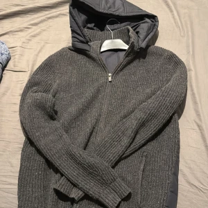  Massimo Dutti cardigan  - Säljer den eftertraktade Massimo dutti cardigan som inte går att köpa längre någonstans. Otroligt snygg jacka en av dem populäraste cardigans där ute på marknaden för ett hyggligt pris! Pris går att diskutera! Är i behov av pengar där av säljer jag denna!