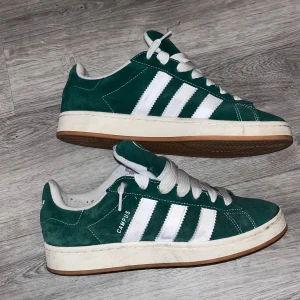 Adidas Campus 00s - Gröna Adidas Campus 00s, Size 44, Bra kvalitet/ använda ett fåtal gånger OCH innehåller Org. Box. Nypris 1300 :- 🎶