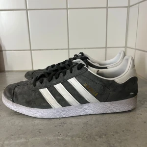Gråa Adidas gazelles  - Säljer dessa gråa Adidas gazelles, köpta på shelta i Göteborg nu i höst och i bra skick 