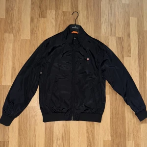 Morris jacka - Säljer en snygg svart jacka från Morris i mycket bra skick. Köpte för 2500kr och jag vill sälja den för 1000kr.Perfekt för höst och vår! 🖤