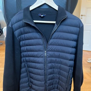 Svart Moncler Cardigan - Säljer en snygg svart cardigan från Moncler. Den har en dragkedja framtill och långa ärmar. Perfekt för höst och vår när du vill hålla stilen. Jackan är i mycket bra skick och passar både till vardags och lite finare tillfällen. Pris kan självkart diskuteras och kan mötas upp i centrala Göteborg vid behov.