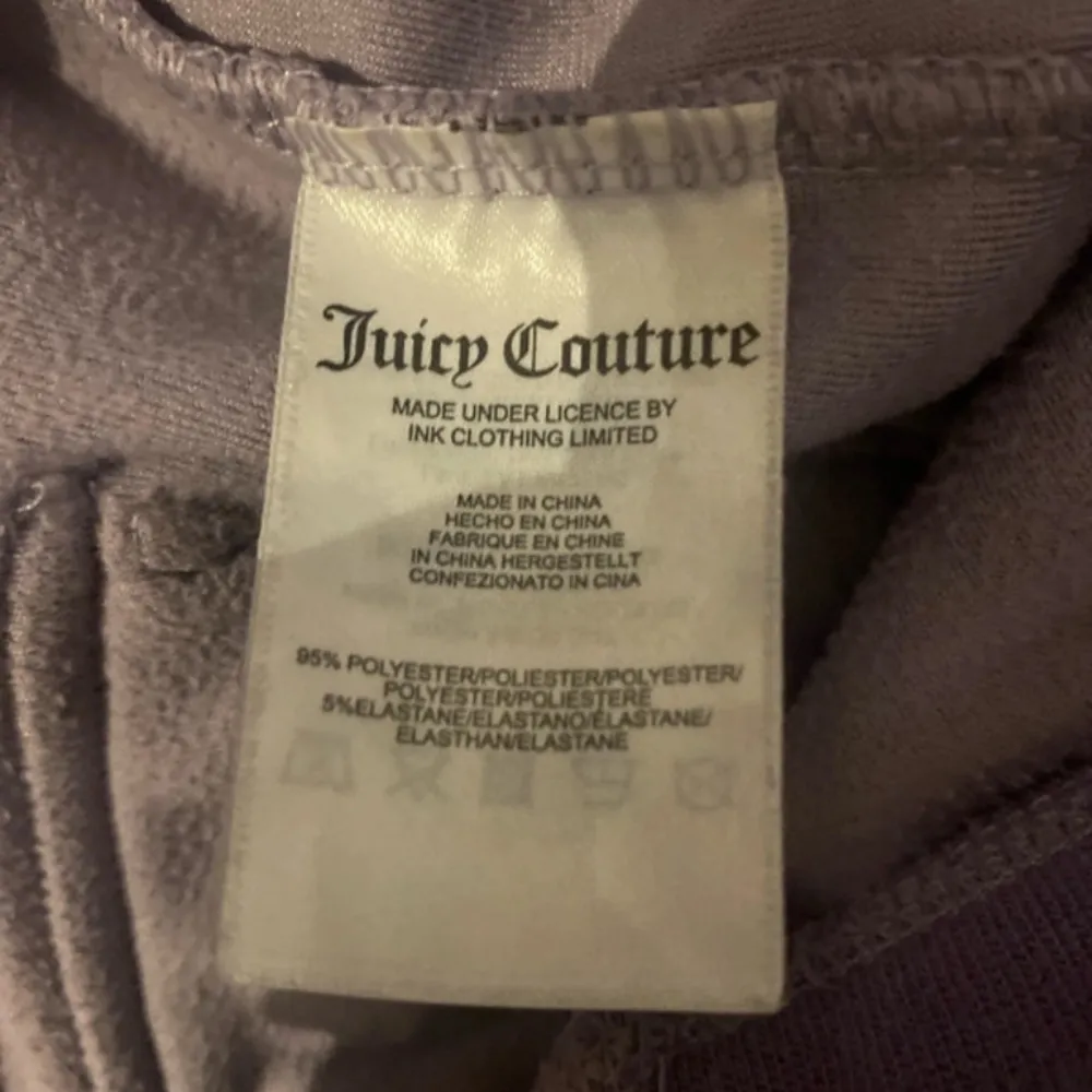 Säljer ett par supermysiga lila mjukisbyxor från Juicy Couture i storlek XS men som även passar XXS. Byxorna har en loose passform och är gjorda i mjuk velour med snörning i midjan. Perfekta för en chill dag hemma eller en avslappnad utflykt. De har också en praktisk ficka bak. . Farkut & Housut.