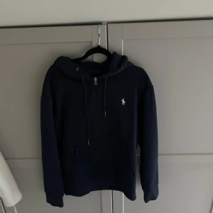 Polo zip - Polo ralph lauren zip i storlek S och färg mörk blå. Skick 8/10 inga fel med har blivit använd då och då. Den passar om du är 180 och ner. 