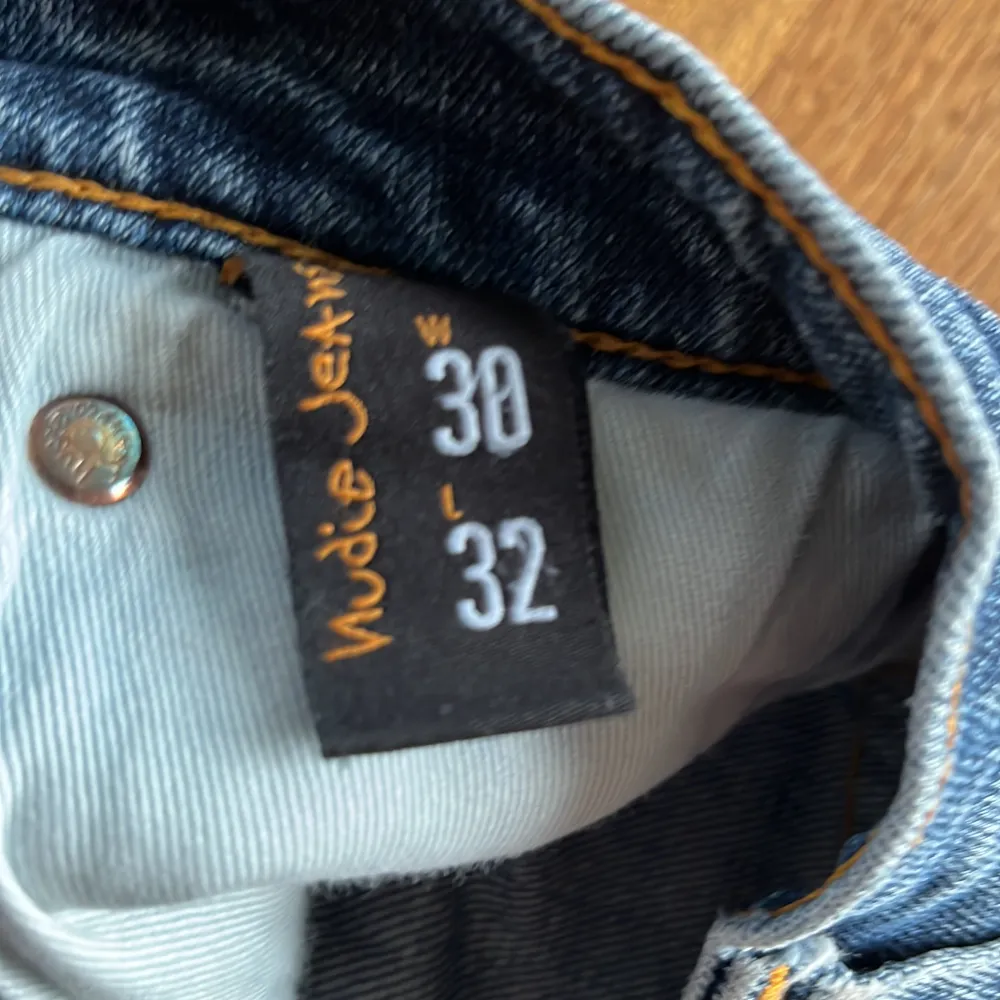 Säljer ett par snygga blå jeans från Nudie Jeans i storlek 30/32. De har en klassisk femficksdesign och är i bra skick. Perfekta för både vardag och fest! 🕺. Jeans & Byxor.