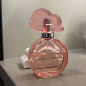 Ariana Grande - Cloud Pink💕🎀 - Säljer denna parfymen för den kommer inte lika mycket till användning ✨