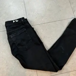 Snygga Svarta dondup ”george” i storlek 31/31. Perfekt färg, även med lite slitningar vid bakfickan osv. Slim fit. Bra skick. Hör av dig för fler bilder eller funderingar!