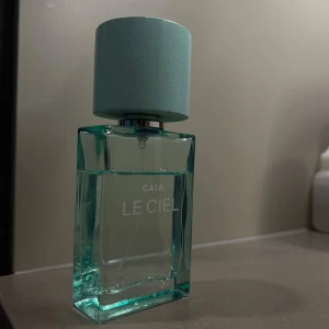 Le Ciel - CAIA parfym - Säljer min parfym ”le ciel”. Har använt cirka 25%, den påminner mycket om clean parfymerna🫧🧼🤍🍋 har inte paketet kvar❤️💕