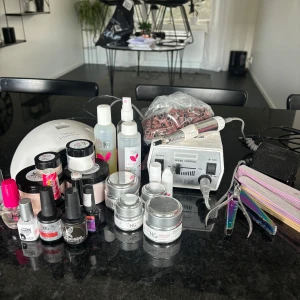 Nagelprodukter och UV-lampa från Nagelgiganten,.se, nagel kit  - Säljer ett set med nagelprodukter inklusive akrylpulver och en UV-lampa från Nagelgiganten.se. Perfekt för att skapa snygga naglar hemma. UV-lampan har en digital display och flera LED-lampor för effektiv härdning. Akrylpulvret kommer i en praktisk burk och är lätt att använda för både nybörjare och proffs. I detta nagel kit får du en helt fungerande uv lampa som inte har något problem alls. Du får även en nagel fil som kan användas med en pedal för flera tusen kronor. 