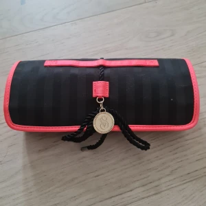 VICTORIA SECRET - folding makeup bag - Jättesöt smink necessär från Victoria secret. Den är oanvänd och har skick som på bilden! Skriv vid minsta fråga💕🫶