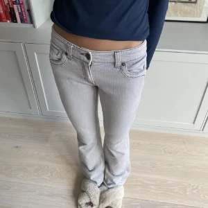 Lowwaist bootcut jeans  - Ljusgrå jeans, liknar ltb jeansen väldigt mycket! Ytterbenslängden är 97 cm, midjemåttet 36 cm rakt över, innerbenslängden är 75 cm, ben bredden längst ner 23 cm💖💖