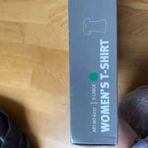 Vit t-shirt för kvinnor från Newbody - Säljer ett paket med två vita t-shirts för kvinnor från Newbody i storlek XL. Perfekt basplagg för alla tillfällen. T-shirtsen är bekväma och passar till både vardag och träning.