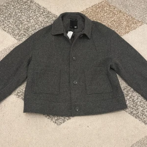 Grå kappa - Grå kappa  Ej använd helt ny Ordpris 400kr