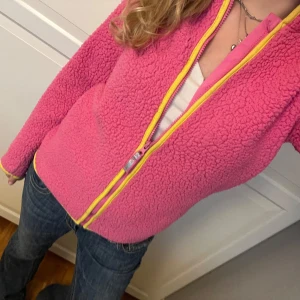 Rosa teddyjacka - Supersöt och fin teddyjacka med ett F på ena armen⭐️💖