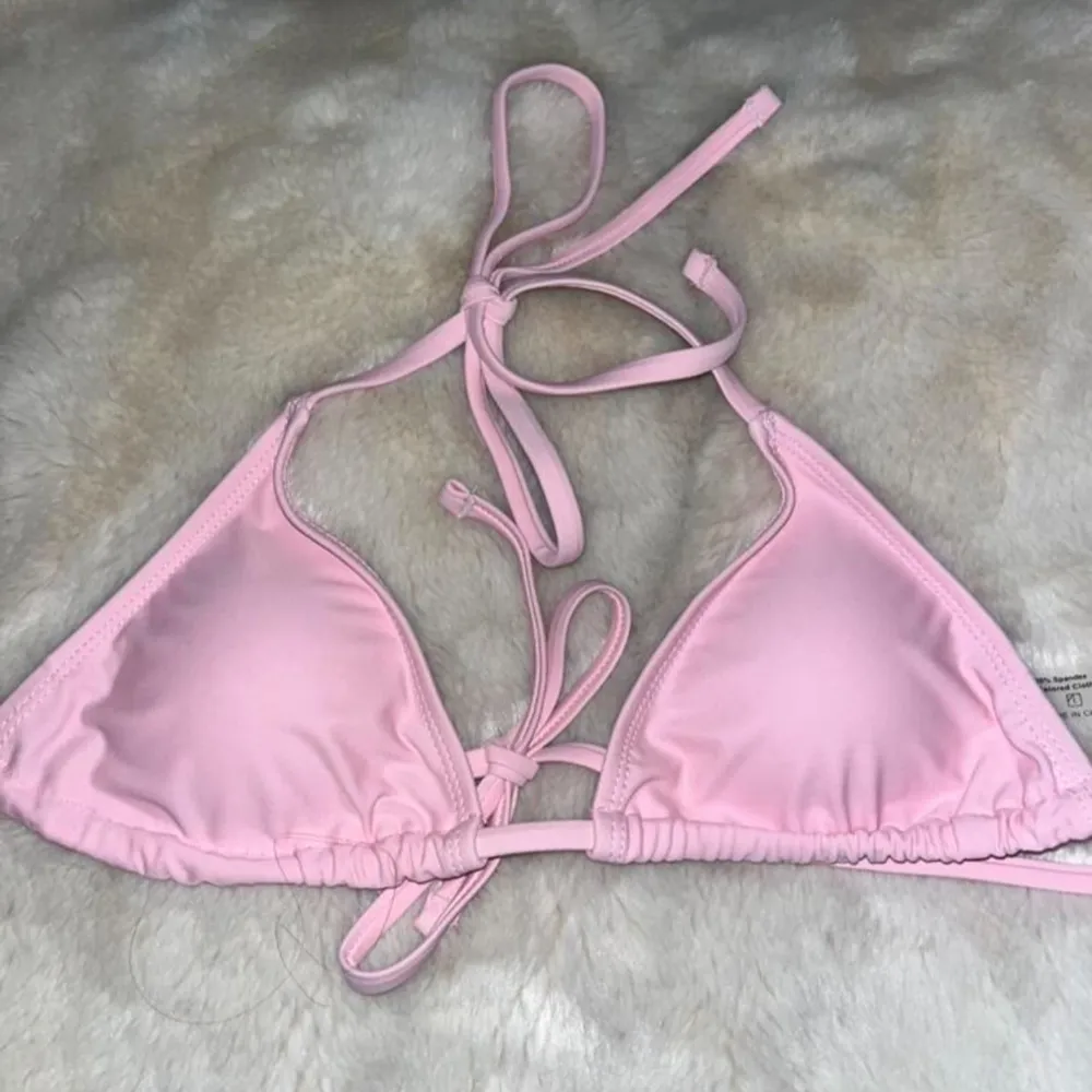 Säljer en söt rosa bikiniöverdel i trekantsmodell. Den har knytband i nacken och ryggen för justerbar passform. Perfekt för sommarens stranddagar eller poolhäng! 💖 om du vill ha fler bilder med den på, skriv i dm🩷🫶😇Den passar 75 B/C/D. Övrigt.