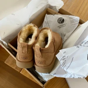 Ugg Ultra Mini - Splitter nya Ugg Ultra Minis. 💕  Finns i limiterat antal och i storlekarna (38, 39) ✨  Priset kan diskuteras vid en snabb affär 💞
