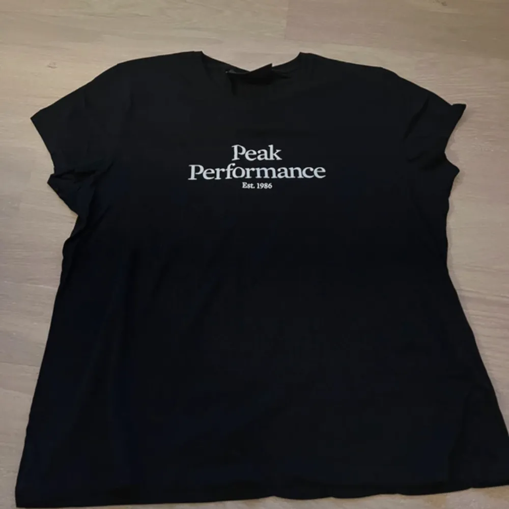 Peak Performance t-shirt,  Mycket bra skick  & Storlek XL. T-shirts.