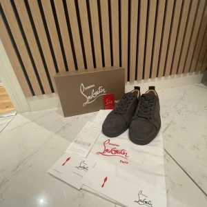 Gråa Louis utan spikar  - Box papper påse kommer med. Perfekta skor till alla säsonger. Skriv för mer information. Både storlek 42 och 43 finns inne. Helt sprillans nya