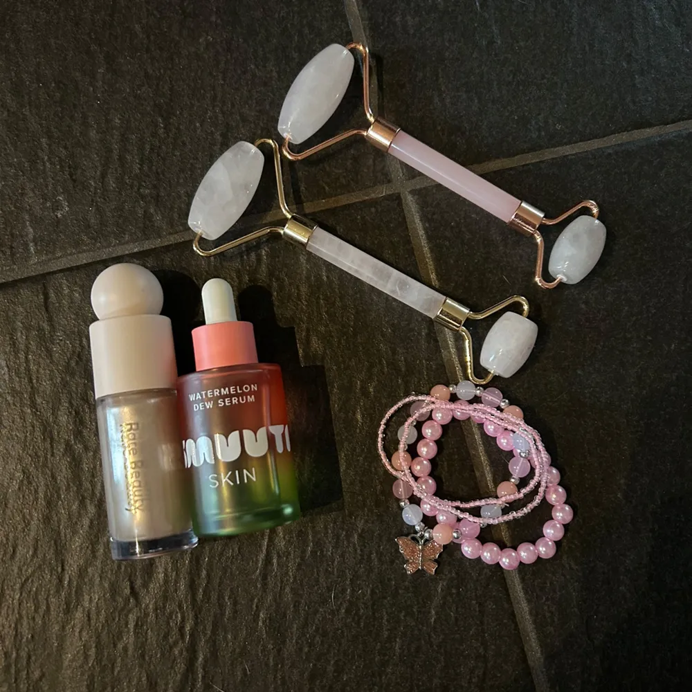 Rare beauty highlighter i färgen enlighten, smuuti serum, armband och ansikts roller❤️ super skick. Övrigt.