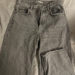 Jeans från Gina Tricot  - Gråa jeans från Gina. Använd ett fåtal gånger då det är lite tajta i midjan, byxorna är i mid waist och går nog att sy om till low waist om man vill det.  Nypris 599kr :)