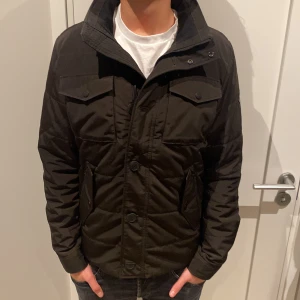 J.Lindeberg jacka - Säljer nu denna j.Lindeberg jackan som passar perfekt till hösten/vintern, storlek M. Jackan är i nyskick, 9/10. Nypris ligger runt 4000kr. Tveka inte på att höra av dig vid minsta fundering