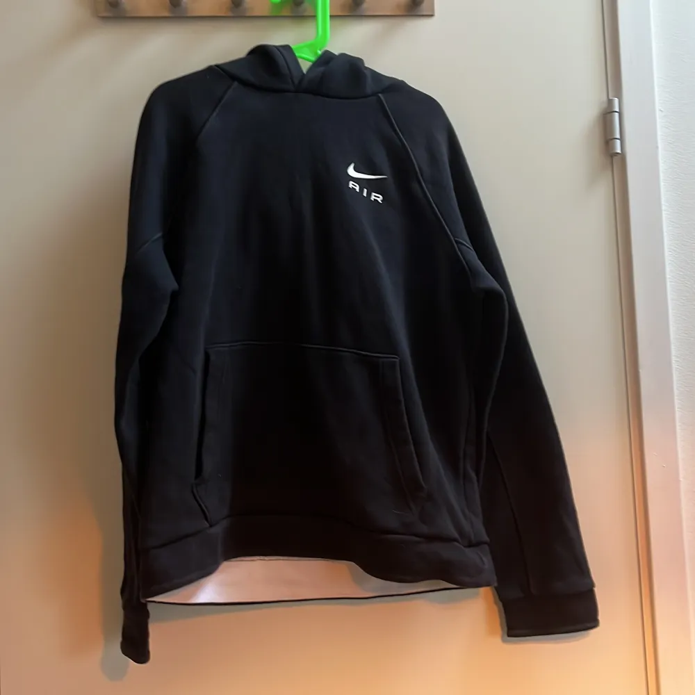 Säljer en svart hoodie från Nike Air i mycket bra skick. Den har en stor Nike-logga med texten 'AIR' både fram och bak. Perfekt för höst och vinter, och den är superbekväm med sin mjuka insida. Passar perfekt för en casual look eller träning. Hör av dig om du är intresserad! 🖤Strlk 147-158cm. OBS!!! Pris kan diskuteras vid en snabb affär!. Hoodies.