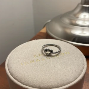 Silver ring  - Jätte bra skick, säljer på grund av att jag inte använder silver längre. Ringen är rostfritstål och man blir ej grön/blå 💍💕(Pris kan diskuteras)
