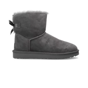 Gråa UGGs - Supermysiga grå boots från UGG i mocka med rosetter på baksidan. Använda ett fåtal gånger förra vintern men säljer nu eftersom de var för stora. De är i bra skick och skickar fler bilder på de om man är intresserad 💕