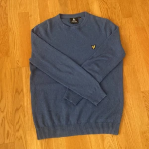 Lyle & scott stickad tröja size S/M - En riktigt fet stickad tröja från Lyle & scott. Storleken är L på tröjan men passar perfekt för S/M. Pris kan diskuteras. Skriv för mer frågor!