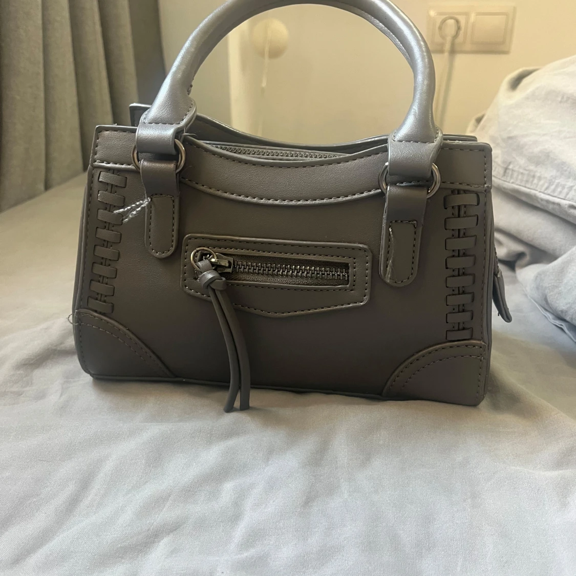Grå väska 
