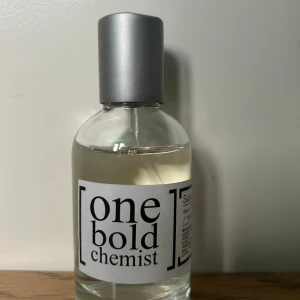 One Bold Chemist Sabatier 3.0 Eau de Parfum/ dior sauvage EDT  - Säljer en flaska Sabatier 3.0 Eau de Parfum från One Bold Chemist. Doften har en fräsch mix av bergamott och peppar, med inslag av lavendel och vetiver. Avslutas med rökig cederträ för en krispig, träig finish. Flaskan är stilren med en silverfärgad kork. Ca 48ml kvar