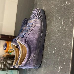 Christian Louboutin - Blåa mocka skor i mycket bra skick. Skorna är äkta, då jag har legit checkat skorna. Skorna är lite skadade inuti skon men mockan är näst intill perfekt. Skorna ligger på 3100 men priset är inte hugget i sten. Vid minsta fundering kontakta! Kan mötas i Stockholm. 