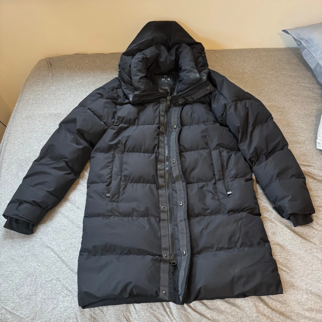 Svart dunjacka från Everest