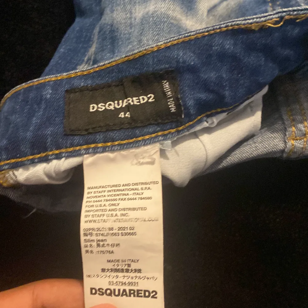 Hej, säljer min dsquared2 jeans eftersom att den då inte passar längre och blivit för liten för mig. Skulle passa dig om du är runt 160 cm och lite smal. De är slim/ skinny fit och är väldigt sköna. Kan tänka mig gå ner vid pris ifall det behövs.. Jeans & Byxor.