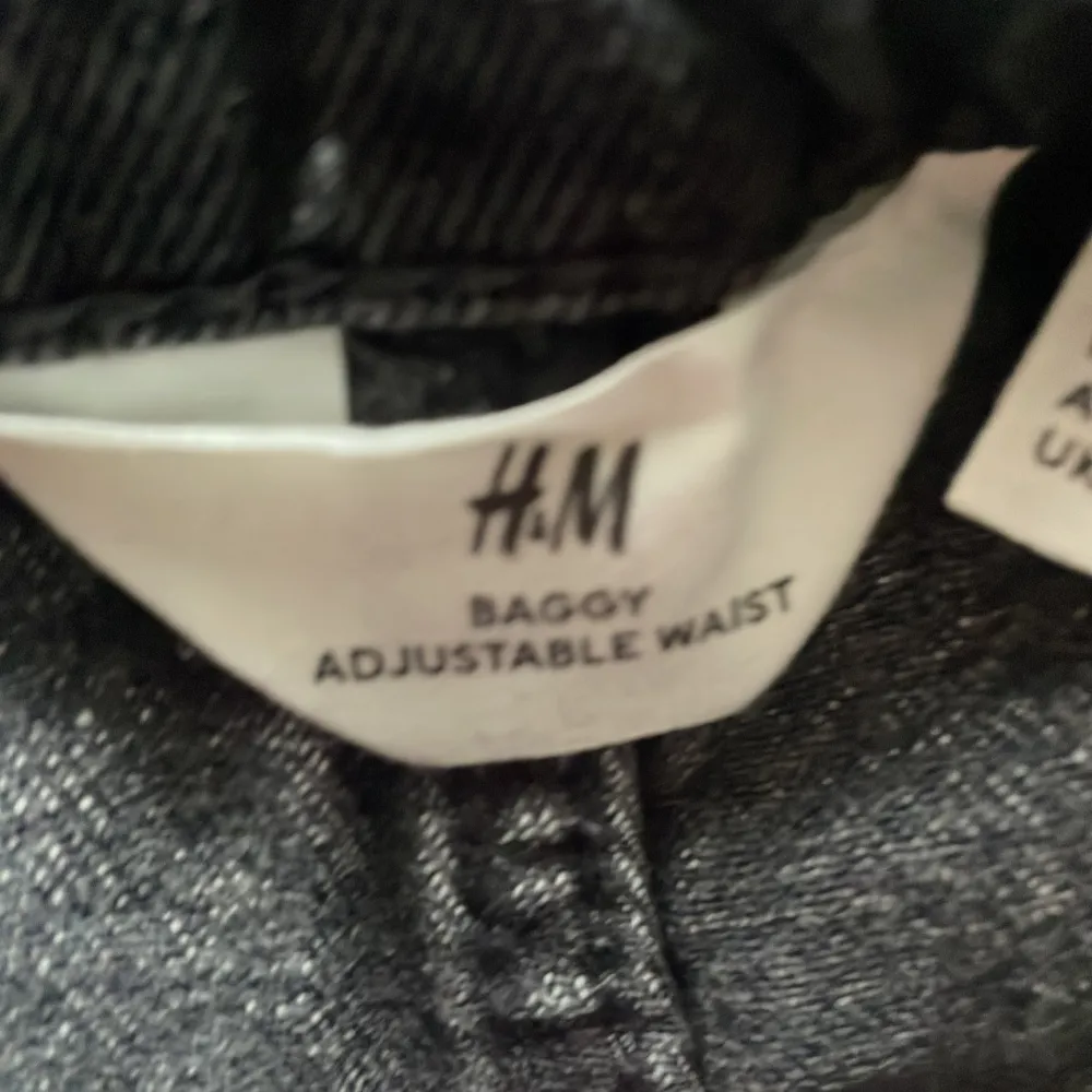 Säljer ett par grå baggy byxor från H&M i storlek 164. De har justerbar midja för perfekt passform och är i bra skick. Perfekta för en avslappnad stil och passar till många olika tillfällen. 🖤. Jeans & Byxor.