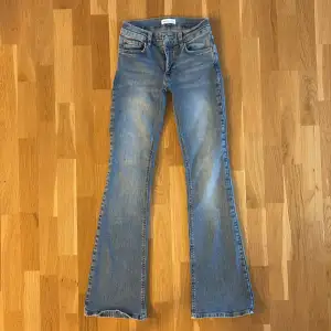 Säljer ett par snygga blå bootcut jeans från Gina Tricot i storlek 34. De har en klassisk femficksdesign och är i mycket bra skick. Perfekta för både vardag och fest! 👖💙