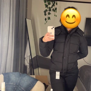 Lululemon wunder puff cropped jacket.  - HELT oanvänd förutom att jag testat den en gång samt tog dessa bilder. Jag letar efter en större jacka och det är därför jag säljer denna. Den är skitsnygg och sitter perfekt. Köpte den förra året för va 3000 och den verkar vara slutsåld. Kvitto finn