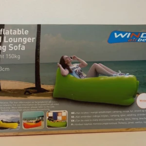 Uppblåsbar Loungesoffa från Wind - Säljer en uppblåsbar loungesoffa från Wind, perfekt för camping, strandhäng eller festivaler. Den är lätt att bära med sig och klarar upp till 150 kg. Är i färgen orange. En uppblåsbar soffa/säng. Går att ha både utomhus och inomhus. Kan användas i många miljöer: camping, sjöar, vandring, stränder och inomhus. Kan användas året om. 193x85x53. Öppnad men aldrig använd. 
