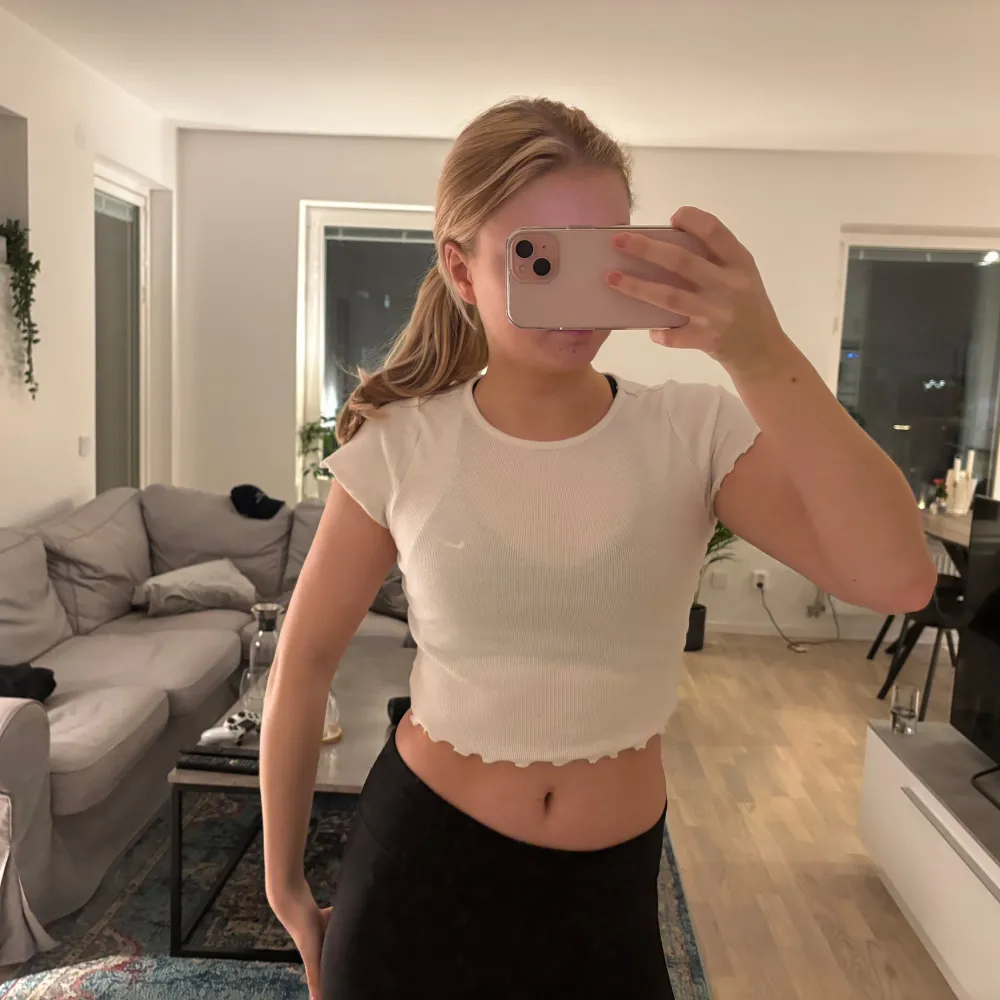 Säljer en söt vit croppad topp med korta ärmar och ribbad struktur. Toppen har en enkel och stilren design som passar till det mesta. Den är i bra skick.. Yläosat.