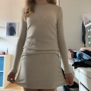 Klänning från Gina tricot strl: 146/152 beige  - Köpt från Gina tricot våren 2024. Storlek: 146/152  Använd 1-2ggr, bra skick + nytvättad det går att sänka priset!  