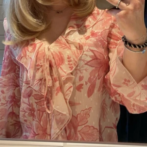 Rosa blus  - Rosa blus använd en gång, lätt och tunt material super skön på sommaren. 