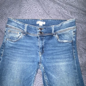  Gina Young jeans 💕 - Fina Gina Young jeans i storlek 170 i färgen blå, dom är low waisted flare 💙🤍