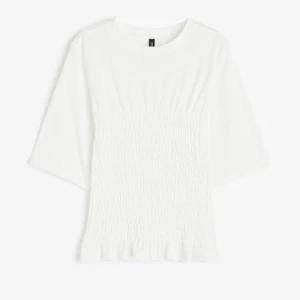 Smockad t-shirt h&m - Super fint skick, knappt använd. Säljer likadan i grå, kan fixa paketpris om man vill köpa båda!🩷