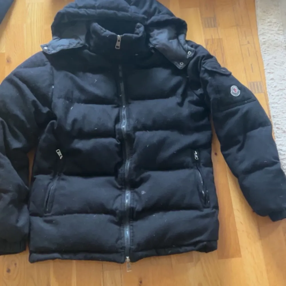 Unik moncler jacka som har Scan osv, inget fel alls med den även min favorit jacka. Passar S-L . Takit.