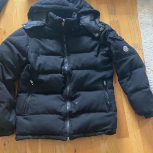 Moncler jacka - Unik moncler jacka som har Scan osv, inget fel alls med den även min favorit jacka. Passar S-L 
