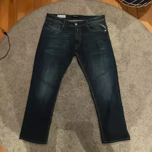 Säljer ett par snygga mörkblå jeans från Replay i bra skick. Användna va 5 gånger. Storlek 34/30 men passar 33/30 De har en klassisk femficksdesign med en läderpatch baktill. Jeansen har en normal passform och är perfekta för både vardag och fest. Passar till allt och är superbekväma! Vid frågor och funderingar skicka iväg ett dm😊                                                                                                           Mvh Doré.reselll