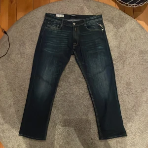 Mörkblå jeans från Replay - Säljer ett par snygga mörkblå jeans från Replay i bra skick. Användna va 5 gånger. Storlek 34/30 men passar 33/30 De har en klassisk femficksdesign med en läderpatch baktill. Jeansen har en normal passform och är perfekta för både vardag och fest. Passar till allt och är superbekväma! Vid frågor och funderingar skicka iväg ett dm😊                                                                                                           Mvh Doré.reselll