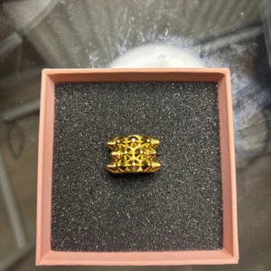 Guldfärgad ring med geometriskt mönster - Edblad ring i guld❤️❤️