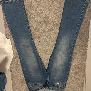 Blå jeans från LTB - Säljer ett par snygga blå jeans från LTB. Från början en längd 32 men sytt en ny söm så ny skulle jag säga att de är mer en 28/34